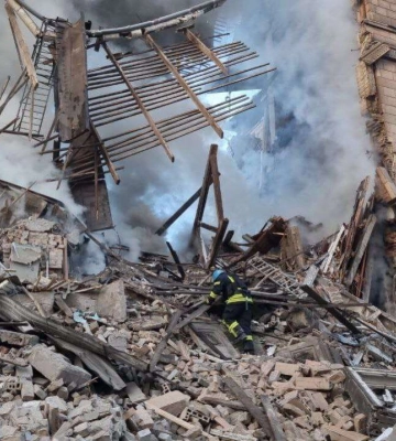 У Запоріжжі ворожими ракетами зруйновані багатоповерхівки, під завалами люди. Що відомо?