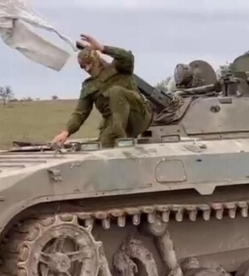 Окупанти з білим прапором здалися в полон і віддали БМП (відео)
