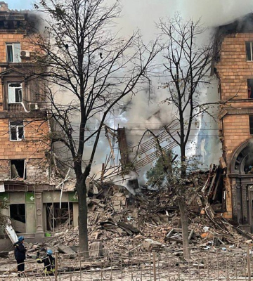 Семь ракетных ударов по многоэтажкам в Запорожье: Известно о первых жертвах