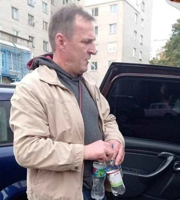 У луцькому парку чоловік з-під поли продавав сурогат