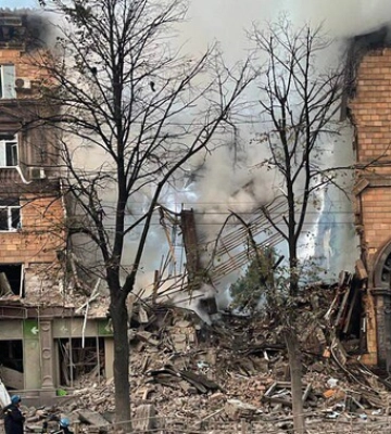 Удар по Запорожью: две женщины погибли, под завалами есть люди