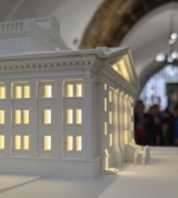 Острозький замок отримав макет Маріупольського драмтеатру