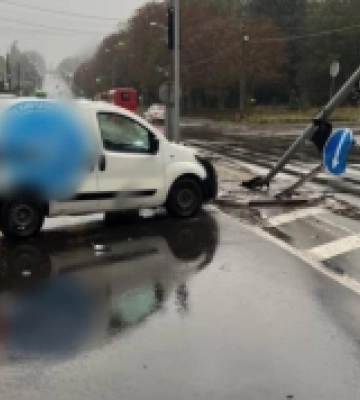 У Рівному водій напідпитку в`їхав у світлофор і сам викликав патрульних