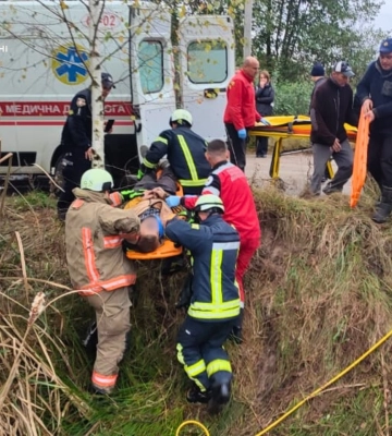 На Волині перекинувся трактор, під ним опинилися двоє людей
