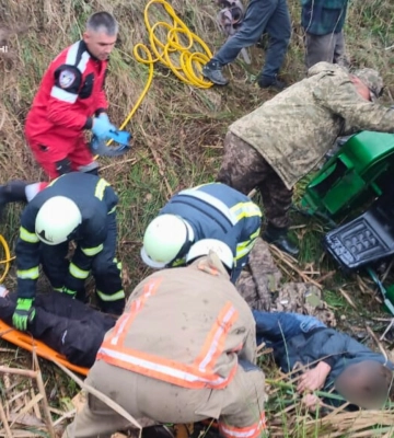ДТП на Волині: двох людей затиснуло трактором