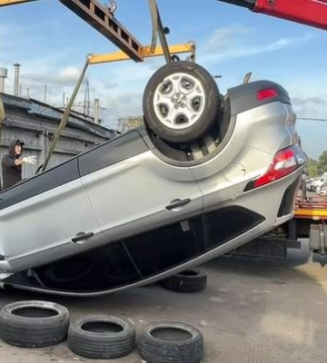 Евакуйований на штрафмайданчик автомобіль перекинули на дах