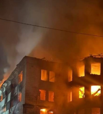 У Костянтинівці згоріла будівля міськради після російського обстрілу