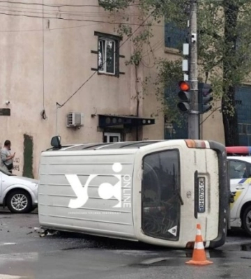 В Одесі перекинувся мікроавтобус
