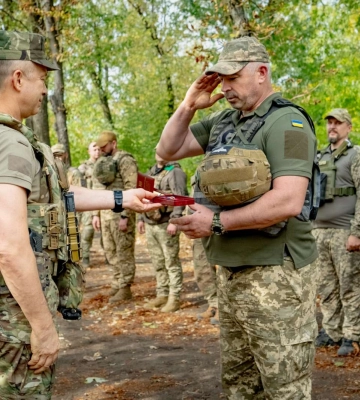 Генерал вручив “Хрест доблесті” солдату з Рівненщини