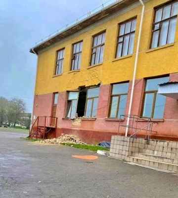 В одному з ліцеїв Рівненщини обвалилася стіна (ФОТО/ВІДЕО)