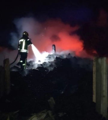 На Волині рятувальники майже 3 години гасили пожежу у господарській споруді