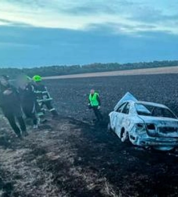 У Полтавському районі загорівся автомобіль внаслідок чого водій отримав опіки