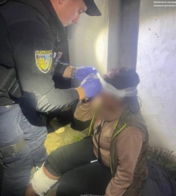 В Ужгороді патрульні поліцейські оперативно надали домедичну допомогу жінці