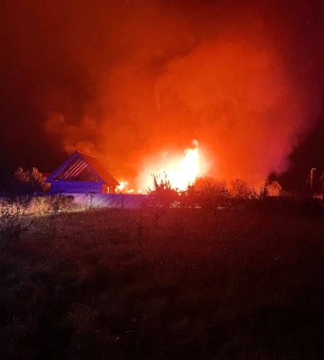 На Волині рятувальники майже 3 години гасили пожежу у господарській споруді