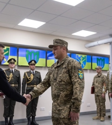 Зеленський відзначив держнагородами воїнів ТрО