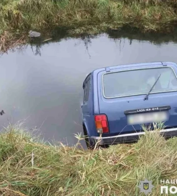 На Хмельниччині водій автівки з'їхав у рів з водою і загинув
