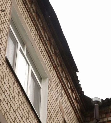 «У 4-х під’їздах будинку через вибух вибило 12 вікон. Вони були із дерев’яними рамами. Усе повилітало, тож замінили на пластикові»,&amp;hellip;