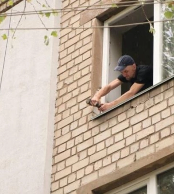 У Дніпрі продовжують ліквідовувати наслідки ворожих обстрілів — замінюють вікна у під’їздах