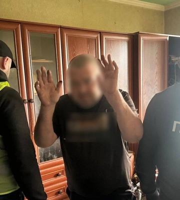 В Сумах нашли и задержали поджигателя авто военных по заказу