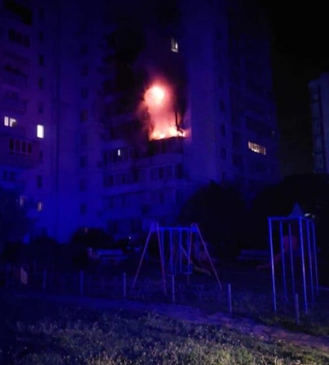 Внаслідок нічної дронової атаки у Чорноморську загорілася багатоповерхівка