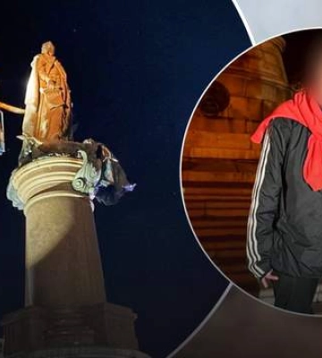 Кричала "Ахмат – сила, а Россия – мощь": в Одессе женщина пыталась повесить триколор на памятник