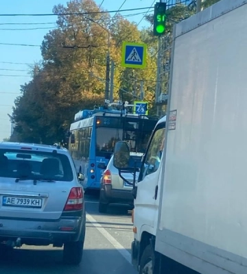 У Дніпрі на проспекті Науки сталася ДТП: виник великий затор
