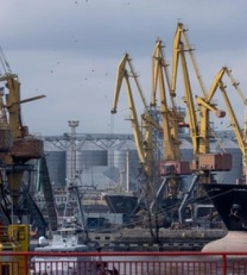 Росіяни поцілили балістичними ракетами у цивільне судно в порту Одещини