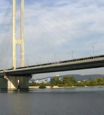 У Києві перекрито рух автотранспорту Південним мостом