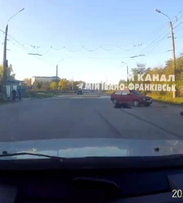 У Франківську під колеса втрапив старший чоловік : ВІДЕО