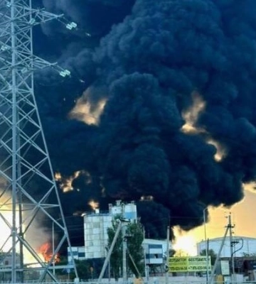 В оккупированной Феодосии второй день не могут потушить пожар на нефтебазе после удара – фото