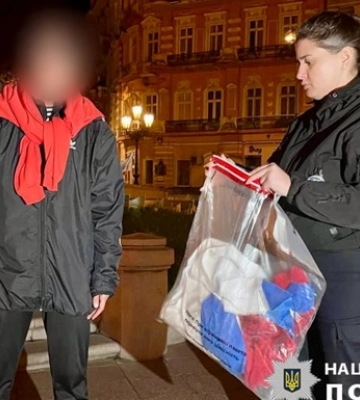 В центре Одессы женщина пыталась повесить флаг РФ