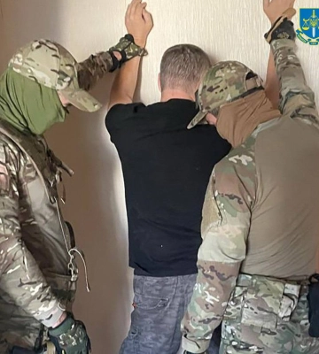 Торгували посвідченнями волонтерів та організовували виїзд за кордон. Чотирьом сумчанам оголосили про підозри