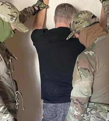 Торгували посвідченнями волонтерів та організовували виїзд за кордон. Чотирьом сумчанам оголосили про підозри