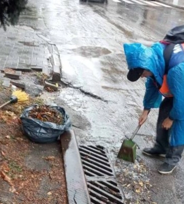У Дніпрі ліквідовують наслідки сильної зливи