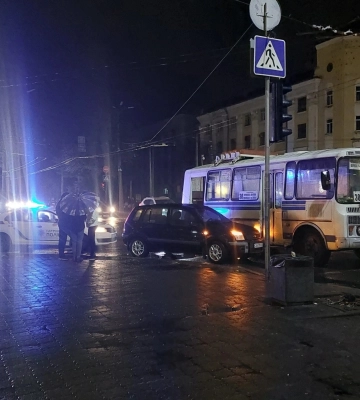 У центрі Черкас не розминулися автобус і легковик. Водій ПАЗа – обмежений у праві керування