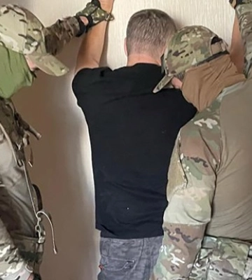 Торгували посвідченнями волонтерів та організовували виїзд за кордон. Чотирьом сумчанам оголосили про підозри