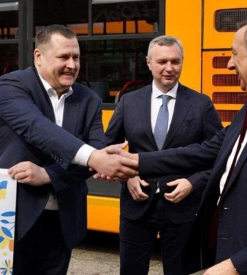 Мэры украинских городов поблагодарили Филатова за автобусы, которые в сотрудничестве с Миланом передал им Днепр