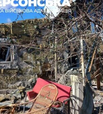 Окупанти завдали масованого удару по Зеленівці: Поранено чоловіка. ФОТОрепортаж