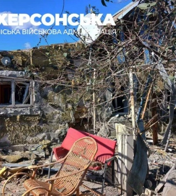 Окупанти завдали масованого удару по Зеленівці: Поранено чоловіка. ФОТОрепортаж