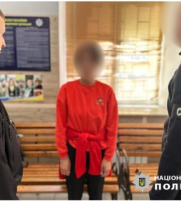В Одесі затримано жінку, яка намагалась повісити прапор рф на постамент демонтованого пам’ятника
