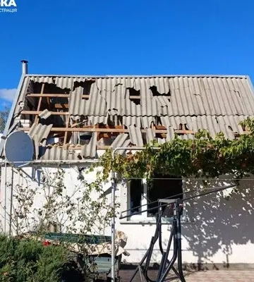 Окупанти завдали масованого удару по Зеленівці: Поранено чоловіка. ФОТОрепортаж