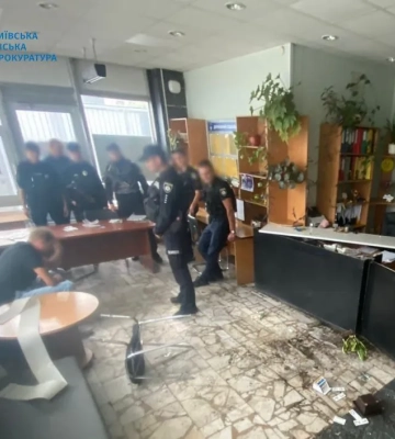 Київська прокуратура повідомила про підозру чоловіку, який вдарив пуделя в Печерському районі