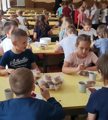 На Рівненщині школярі початкових класів харчуватимуться безкоштовно
