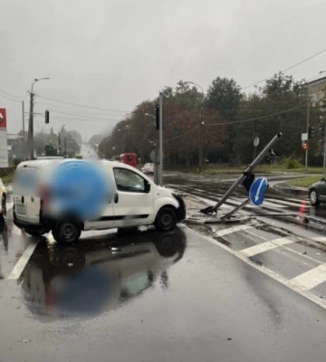 У Рівному водій напідпитку в`їхав у світлофор і сам викликав патрульних