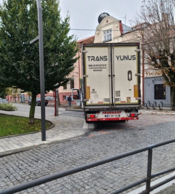 У мережі дивуються як фура потрапила в центр Чернівців: водій-іноземець перекрив рух на кілька годин