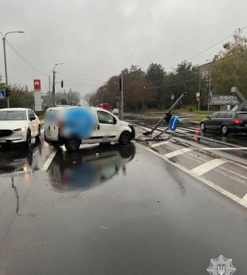 У Рівному водій напідпитку в`їхав у світлофор і сам викликав патрульних