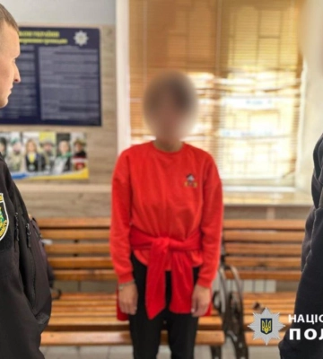 В Одесі затримано жінку, яка намагалась повісити прапор рф на постамент демонтованого пам’ятника