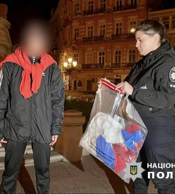 В Одесі затримано жінку, яка намагалась повісити прапор рф на постамент демонтованого пам’ятника
