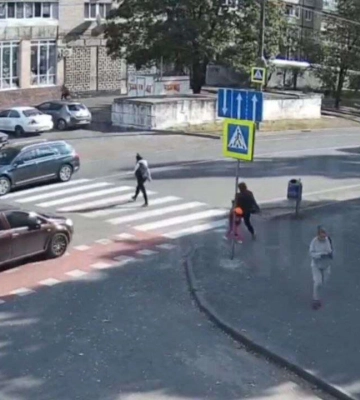 У Дніпрі водій збив на &quot;зебрі&quot;жінку з дитиною та втік: відео моменту ДТП