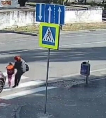 Від удару авто мати з дитиною аж "відлетіли" на обочину: у Дніпрі водій втік з місця ДТП